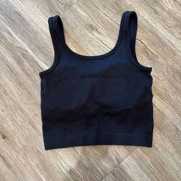 Cropped tank with built-in sports bra - Picture 4 of 5